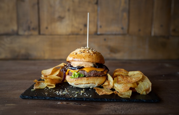 Hamburguesa de queso casera con papas fritas