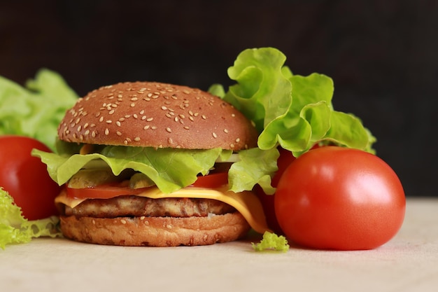 Hamburguesa con queso Comida rápida sobre un fondo oscuro