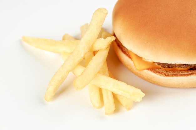 una hamburguesa con queso fresca y sabrosa aislada en un fondo blanco. Comida rápida