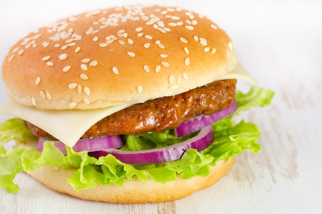 Hamburguesa Con Queso En Mesa Blanca