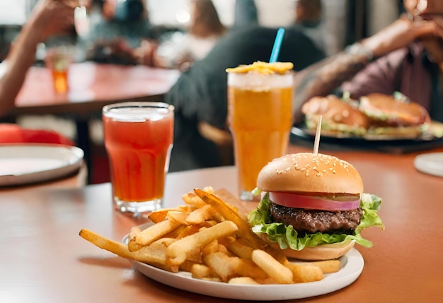 hamburguesa con queso con papas fritas y una bebida