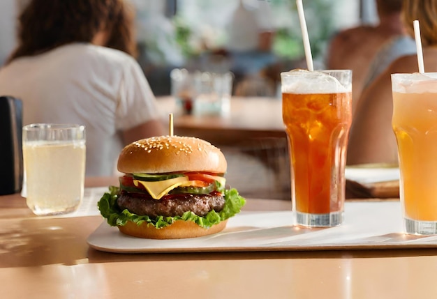 hamburguesa con queso con papas fritas y una bebida