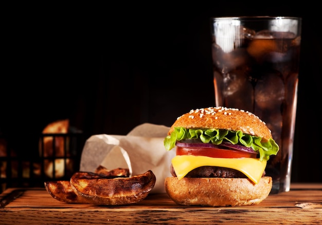 Hamburguesa con queso y patata frita