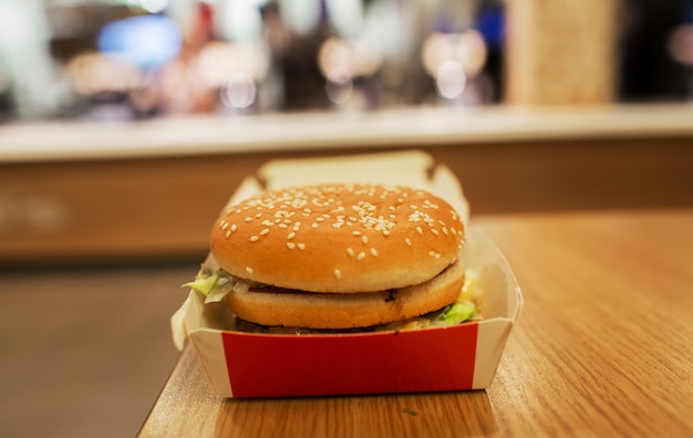 Hamburguesa con queso sobre la mesa.