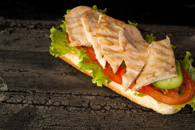 Foto hamburguesa con queso sobre una superficie de madera vieja de color oscuro hamburguesa con carne de pollo en una vieja madera