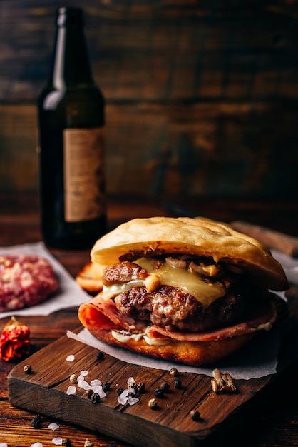 Hamburguesa con queso en tabla de cortar