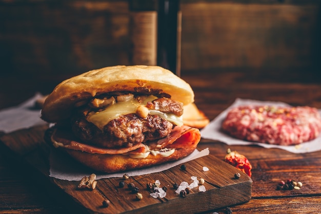 Hamburguesa con queso en tabla de cortar