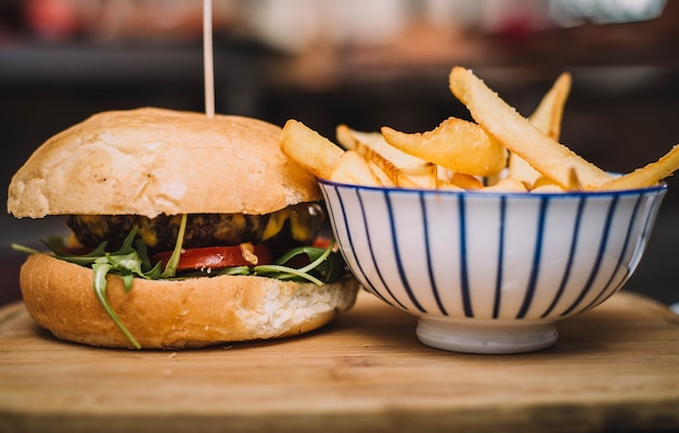 Hamburguesa de queso de ternera con papas fritas sobre una placa