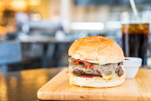 Hamburguesa De Queso De Tocino Con Ternera En Tablero De Madera En Restaurante