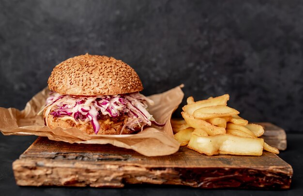 Hamburguesa de rabo de toro con patatas fritas en una mesa de piedra