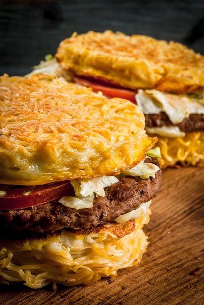 Hamburguesa de ramen de plato asiático moderno