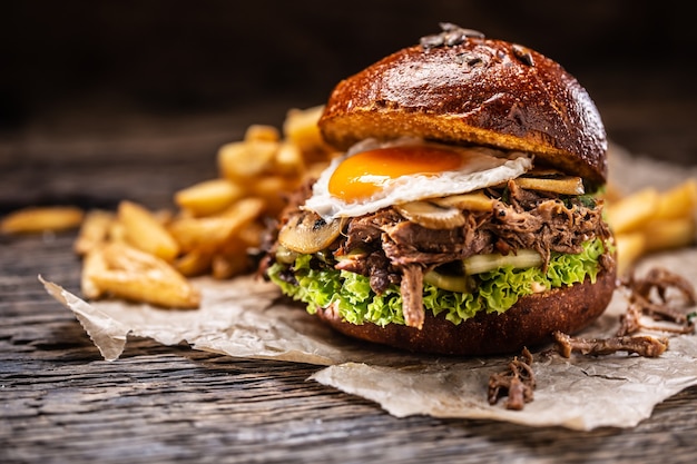 Hamburguesa rellena de setas de huevo de pavo confitadas ralladas y patatas fritas.