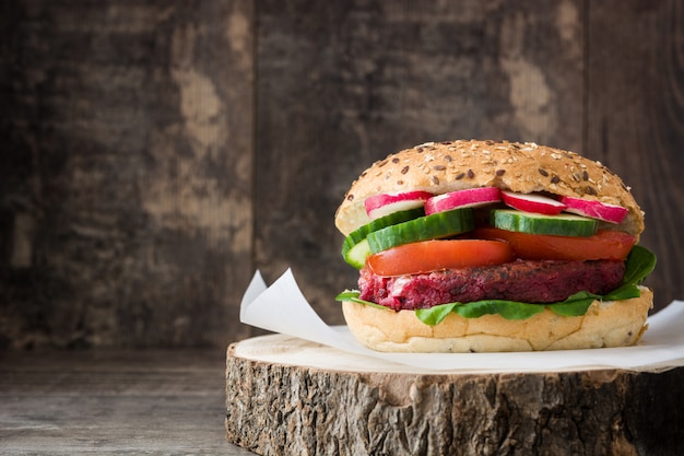 Hamburguesa de remolacha vegetariana con lechuga de cordero, tomate, rábano y pepino