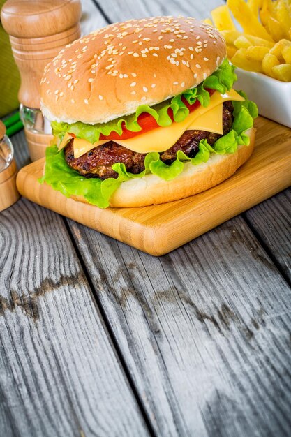 Hamburguesa sabrosa y apetitosa hamburguesa con queso