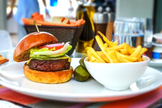 Foto hamburguesa sabrosa y apetitosa con queso