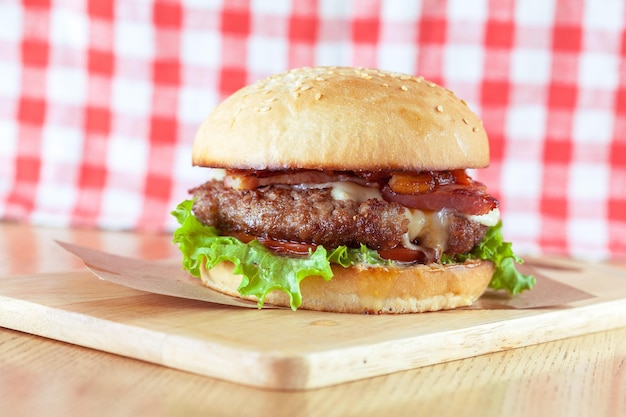 Hamburguesa sabrosa y apetitosa.