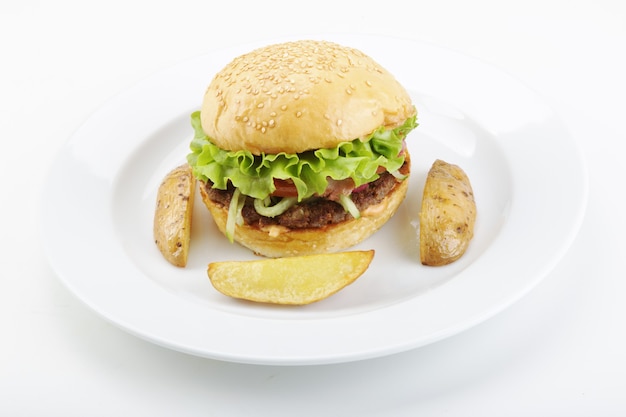 Hamburguesa sabrosa fresca aislado sobre fondo blanco.