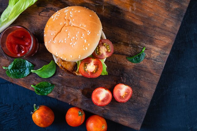 Hamburguesa sabrosa fresca en fondo de madera