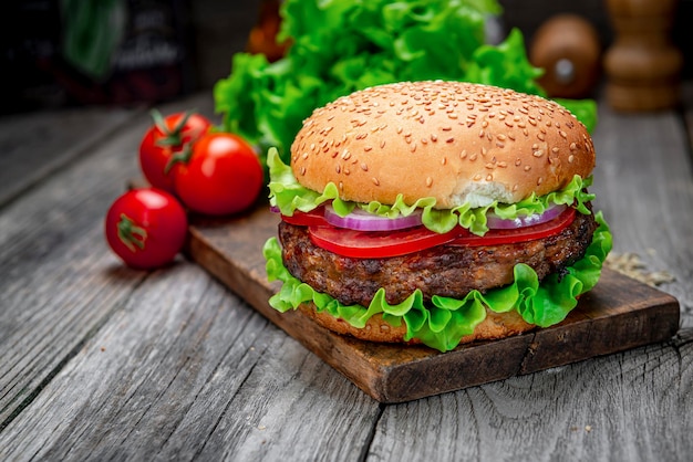 Hamburguesa sabrosa fresca en la mesa de madera