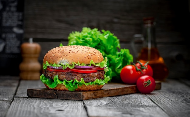 Hamburguesa sabrosa fresca en la mesa de madera