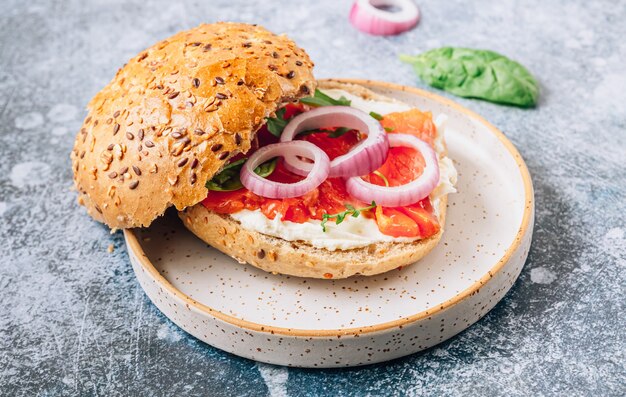 Hamburguesa con salmón ahumado y queso crema