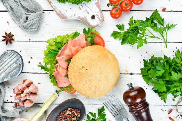 Hamburguesa con salmón, tomates y cebollas Desayuno Vista superior Espacio libre para el texto