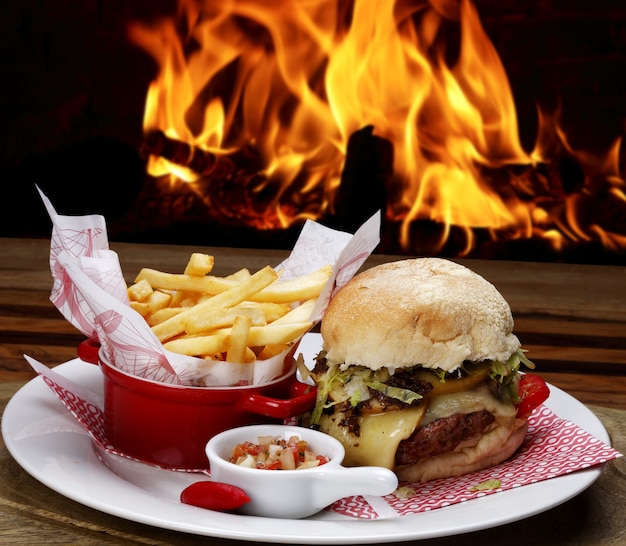 Hamburguesa con salsa de carne y salsa especial