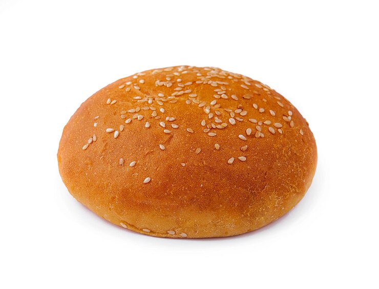 Hamburguesa de semilla de sésamo fresca aislada en blanco