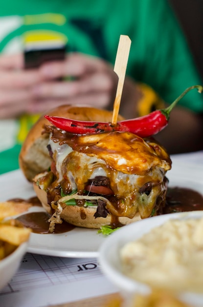 Foto hamburguesa servida en un plato