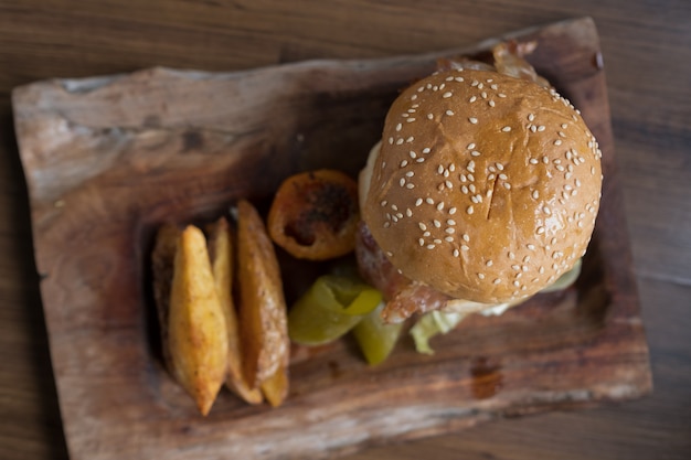 Hamburguesa sobre fondo de madera, comida poco saludable