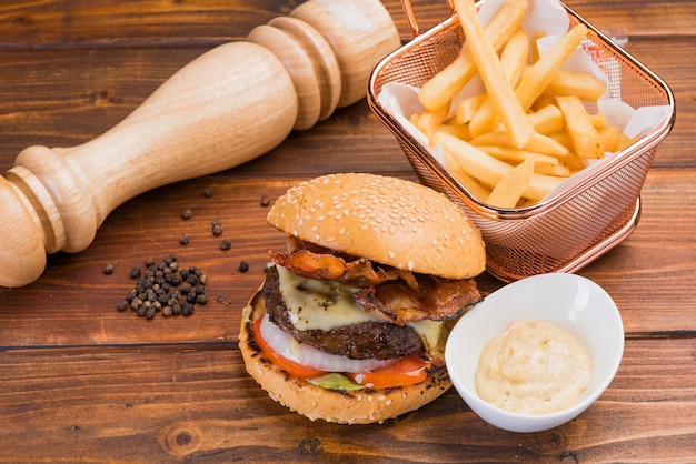 Hamburguesa sobre fondo de madera foodxA poco saludable