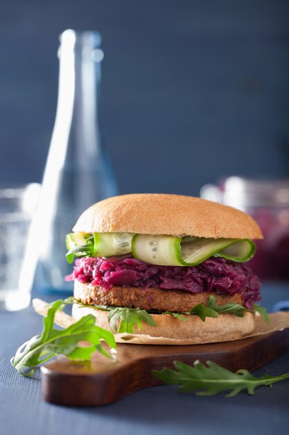 Hamburguesa de soja vegetariana con col roja en escabeche, pepino y rúcula