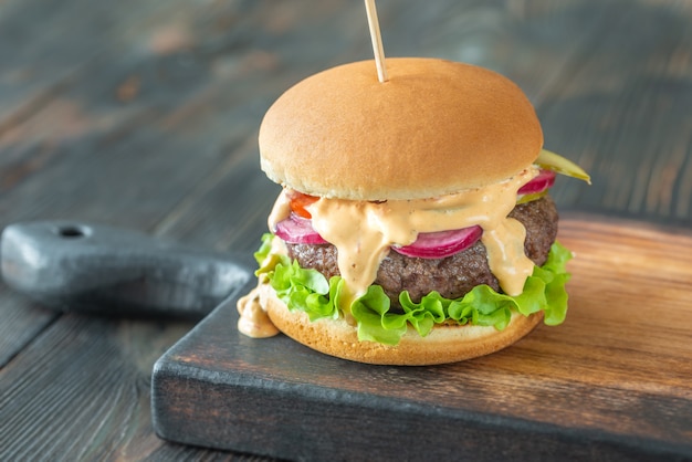 Hamburguesa en la tabla de cortar