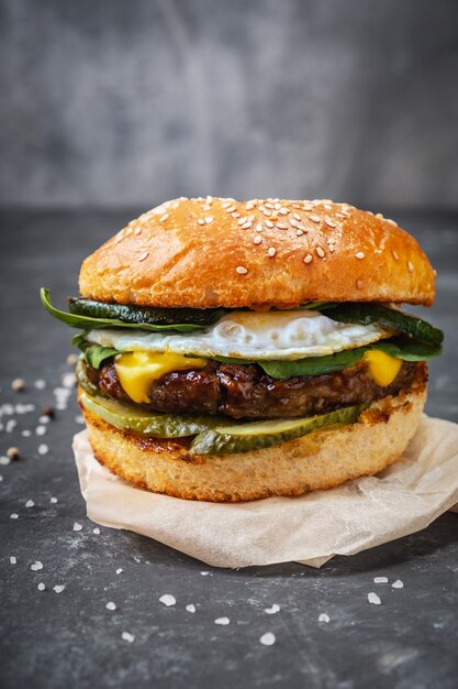 Hamburguesa en una tabla de madera