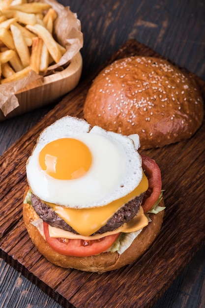 Hamburguesa en una tabla de madera