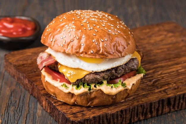 Hamburguesa en una tabla de madera