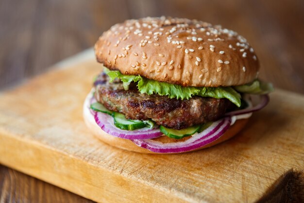 Hamburguesa en tablero de madera