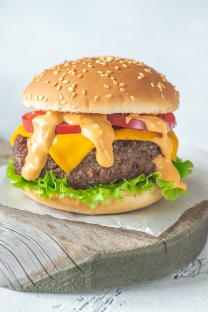 Hamburguesa en el tablero de madera