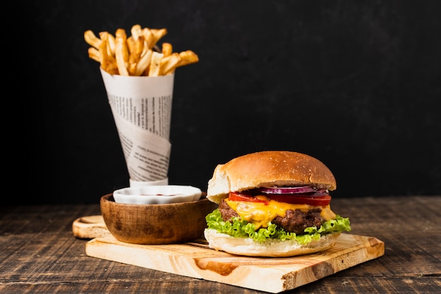 Hamburguesa en el tablero con papas fritas