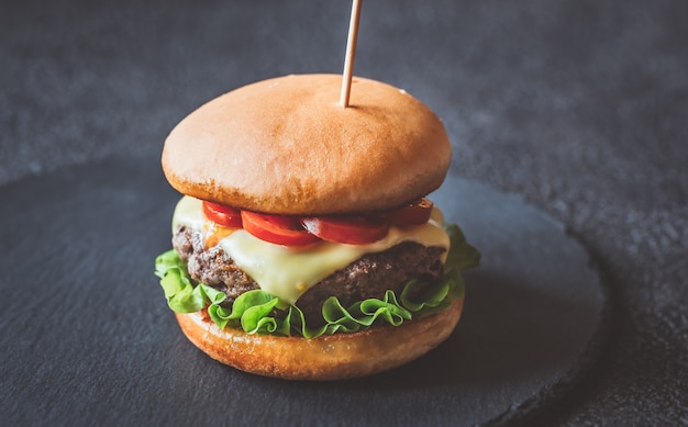 Hamburguesa en el tablero de piedra negra