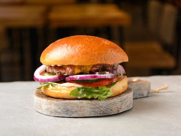 hamburguesa en un tablero en un restaurante