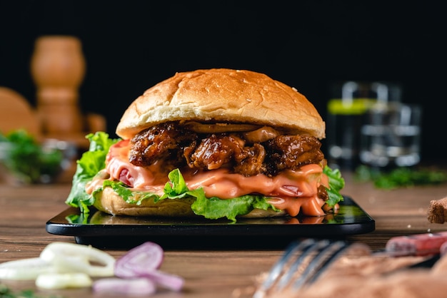 Hamburguesa teriyaki de pollo sabroso fresco en mesa de madera