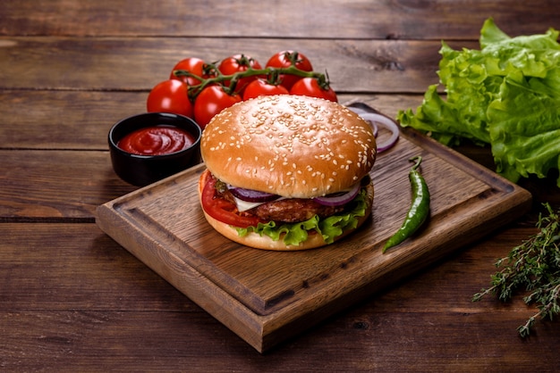 Hamburguesa de ternera artesanal y papas fritas sobre un fondo negro