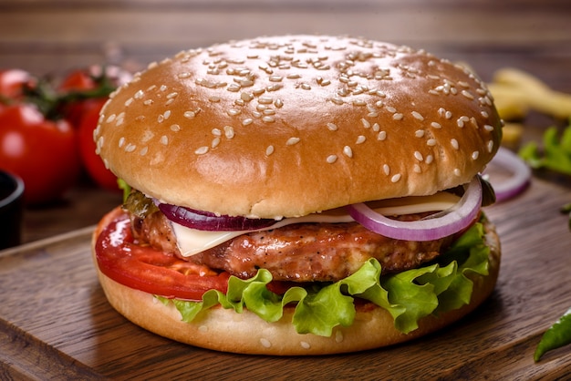 Hamburguesa de ternera artesanal y papas fritas sobre un fondo negro