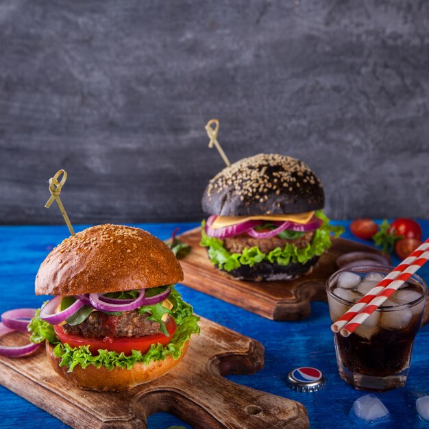 Hamburguesa de ternera con bollo blanco y negro