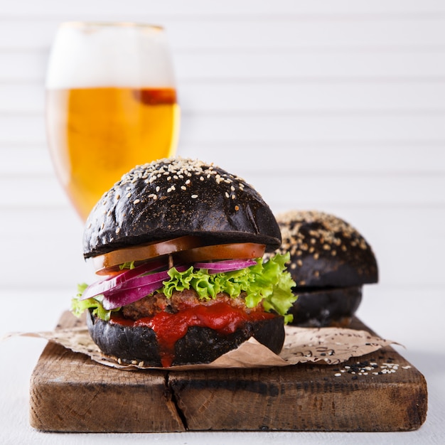 Hamburguesa De Ternera Con Un Bollo Negro