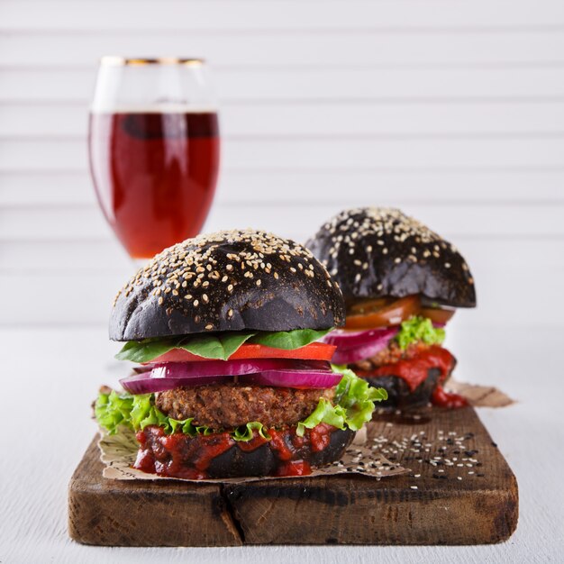 Hamburguesa De Ternera Con Un Bollo Negro