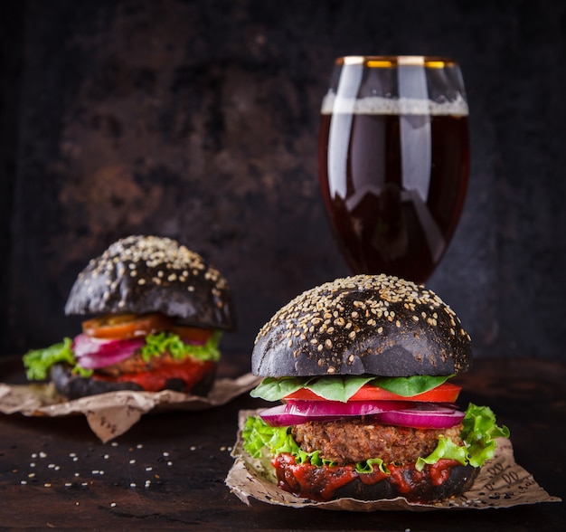 Hamburguesa De Ternera Con Un Bollo Negro