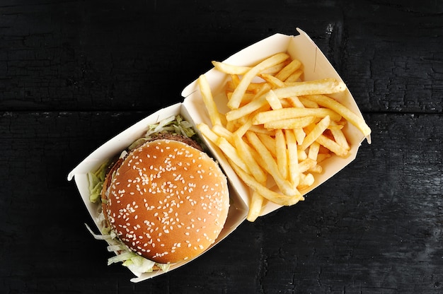 Hamburguesa de ternera con bollo de sésamo y papas fritas