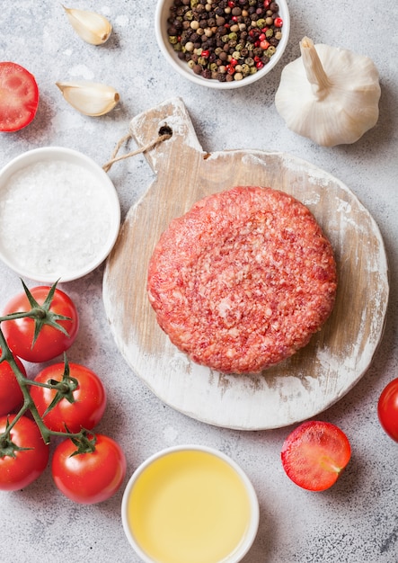 Hamburguesa de ternera casera picada cruda con especias y hierbas.